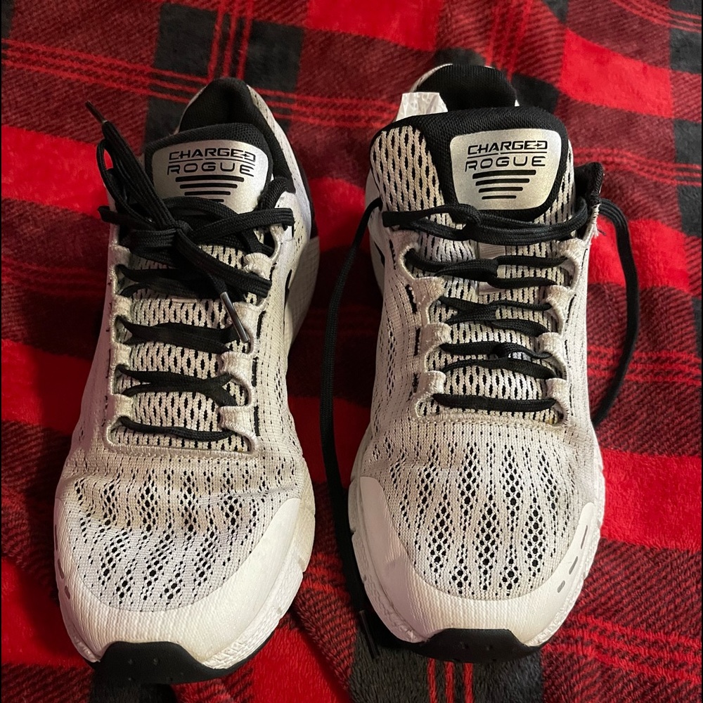 Under armor tennis shoes for men.